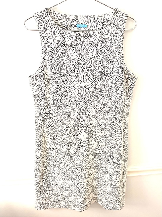 J. McLaughlin Dresses & Skirts - J. MCLAUGHLIN Black and White Floral Geometric Shift Dress